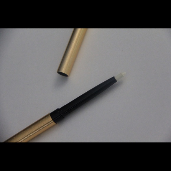 GrandeLIPS StayPut invisible lip liner - Picture 2 of 3